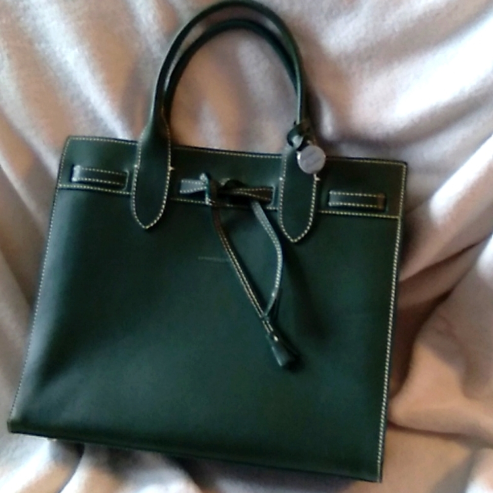 VTG Dooney Bourke tote in dark olive green. Beautiful Unique Color